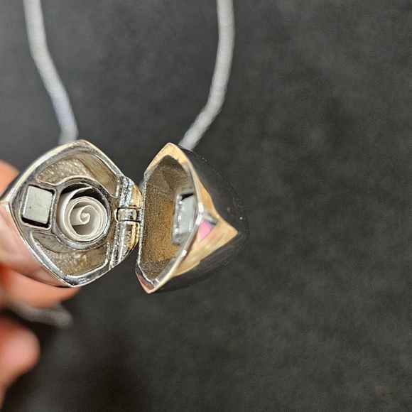 Caroline Neron necklace with secret compartment - paper is unused - Picture 5 of 5